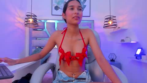 laura stuar online show from 11.08.25