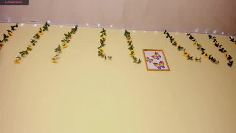 Snapshot of laura_summer chatting on 09.10.25 laura_summer online show from 09.10.25