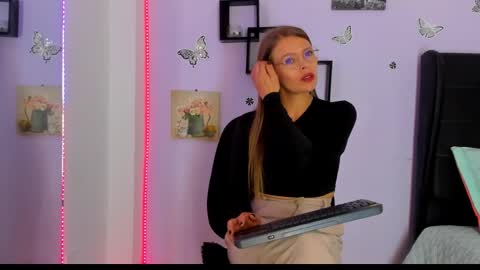 Laura Blue online show from 01.22.25