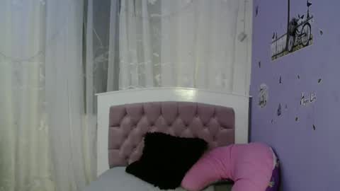 Snapshot of lauracb_ chatting on 01.12.25 lauracb          online show from 01.12.25
