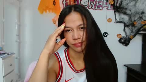 Snapshot of lauracb_ chatting on 10.19.25 lauracb          online show from 10.19.25