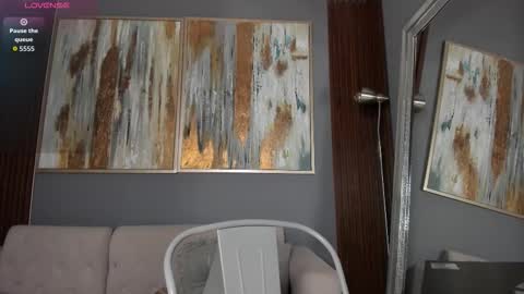Snapshot of laurah_hill chatting on 09.19.25 Lau online show from 09.19.25