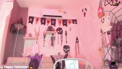 Snapshot of laurah_hill chatting on 10.10.25 Lau online show from 10.10.25