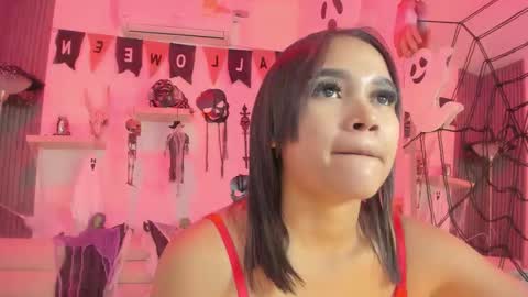 Snapshot of laurah_hill chatting on 10.11.25 Lau online show from 10.11.25