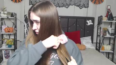 LauraHlot online show from 11.15.25