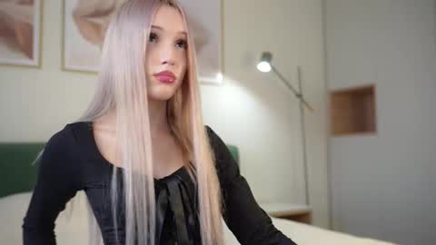 Snapshot of lauramusk chatting on 09.19.25 Laura online show from 09.19.25