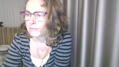 Snapshot of lauraoven1 chatting on 12.18.24 Lauraoven1 online show from 12.18.24