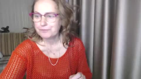 Snapshot of lauraoven1 chatting on 12.19.24 Lauraoven1 online show from 12.19.24