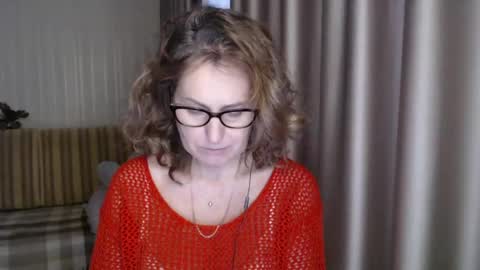 Snapshot of lauraoven1 chatting on 02.04.25 Lauraoven1 online show from 02.04.25