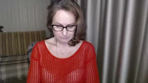 Snapshot of lauraoven1 chatting on 02.11.25 Lauraoven1 online show from 02.11.25