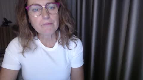 Snapshot of lauraoven1 chatting on 10.16.25 Lauraoven1 online show from 10.16.25