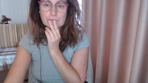 Snapshot of lauraoven1 chatting on 10.19.25 Lauraoven1 online show from 10.19.25