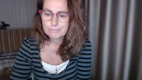 Snapshot of lauraoven1 chatting on 10.22.25 Lauraoven1 online show from 10.22.25