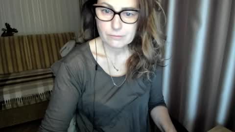 Snapshot of lauraoven1 chatting on 12.18.25 Lauraoven1 online show from 12.18.25