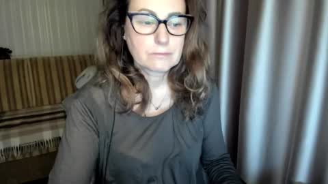 Snapshot of lauraoven1 chatting on 12.19.25 Lauraoven1 online show from 12.19.25