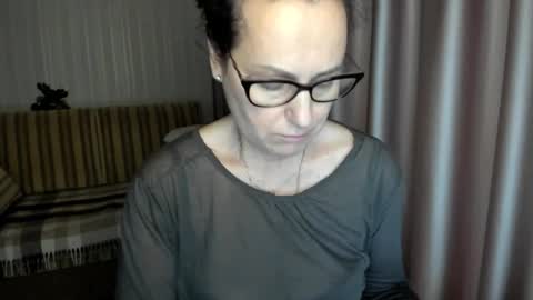 Snapshot of lauraoven1 chatting on 12.21.25 Lauraoven1 online show from 12.21.25