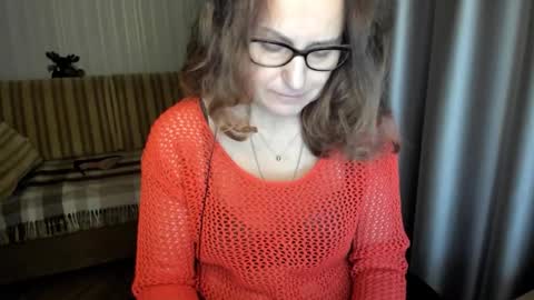 Snapshot of lauraoven1 chatting on 12.22.25 Lauraoven1 online show from 12.22.25