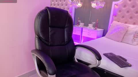 Snapshot of laurenbecker_ chatting on 11.19.25 Lauren online show from 11.19.25