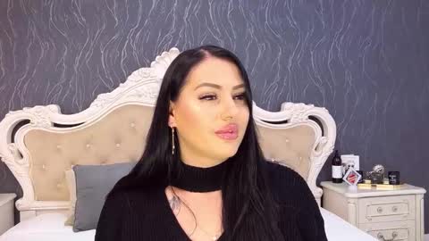 Snapshot of laurenjenssen chatting on 11.17.25 Laura online show from 11.17.25