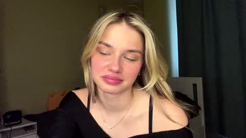 Snapshot of laurineleconey chatting on 04.27.26 Bella online show from 04.27.26