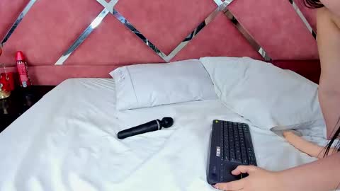 LauryJonson  online show from 02.08.25