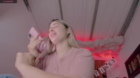 Lauu G online show from 02.15.25