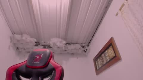 Lauu G online show from 12.17.25