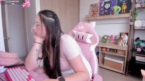 Snapshot of lauu_r chatting on 04.08.26 online show from 04.08.26