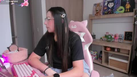 Snapshot of lauu_r chatting on 04.14.26 online show from 04.14.26