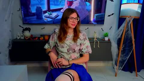 Snapshot of laveniadevoss chatting on 11.25.25 Gloria online show from 11.25.25