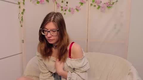 Snapshot of laveniadevoss chatting on 12.05.25 Gloria online show from 12.05.25