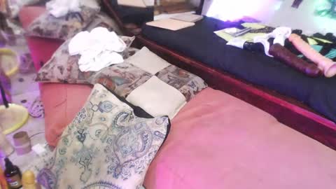 Snapshot of laye19 chatting on 01.18.25 Laye19 online show from 01.18.25