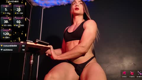 Layla   help me with your thumbs up its important  online show from 02.08.25