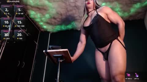 Layla   help me with your thumbs up its important  online show from 02.28.26