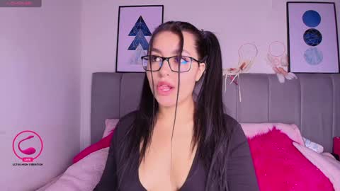 Layla online show from 01.18.25