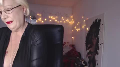 Layla online show from 12.30.24