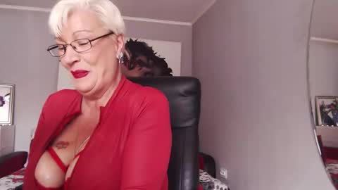 Layla online show from 10.13.25