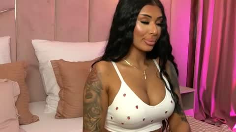 Snapshot of laylavixenn chatting on 06.25.26 Layla online show from 06.25.26