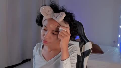 Snapshot of leahaltomm chatting on 02.12.25 leahaltomm online show from 02.12.25