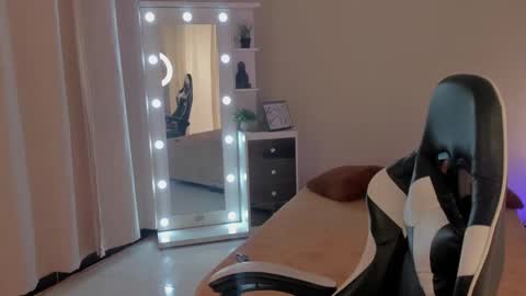 Snapshot of leahaltomm chatting on 03.06.25 leahaltomm online show from 03.06.25