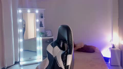 Snapshot of leahaltomm chatting on 03.09.25 leahaltomm online show from 03.09.25