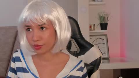 Snapshot of leahaltomm chatting on 10.17.25 leahaltomm online show from 10.17.25