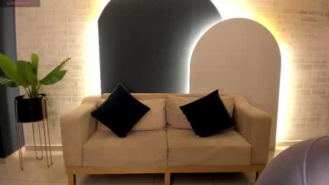 leahnovac online show from 10.04.25