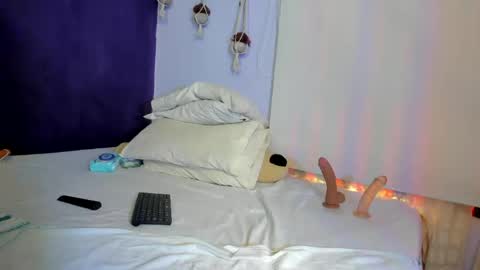Snapshot of leamonroe__ chatting on 05.13.26 Hey Im Lea online show from 05.13.26