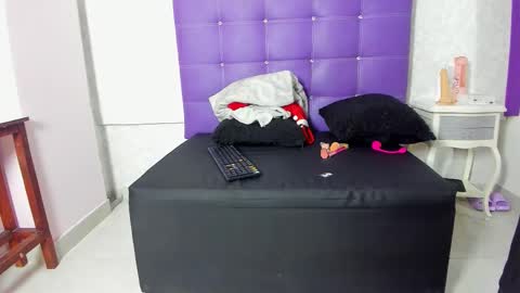 leamoreau__ online show from 11.06.25