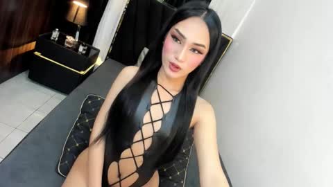 Snapshot of leannadavies chatting on 11.28.25 leanna online show from 11.28.25