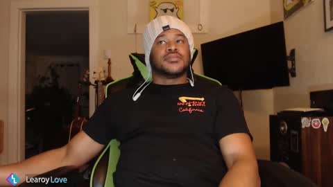 Snapshot of learoy chatting on 12.08.24 Learoy online show from 12.08.24