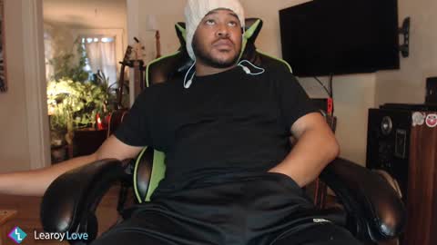 Snapshot of learoy chatting on 12.11.24 Learoy online show from 12.11.24