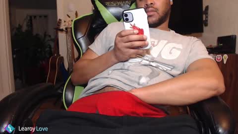 Snapshot of learoy chatting on 02.13.25 Learoy online show from 02.13.25