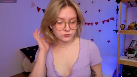 Snapshot of leazy_peasy chatting on 04.22.26 Ellie online show from 04.22.26